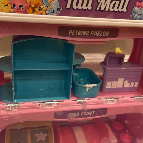 Shopkins Tall Mall with Carrying Case - Picture 3 of 9